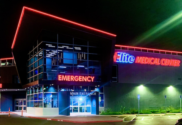 Exterior del Elite Medical Center por la noche