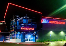 Exterior del Elite Medical Center por la noche