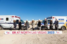 El grupo posa quién arrojó tierra en la inauguración de Valley ER en North Las Vegas frente al letrero que dice que llegará a fines de 2023