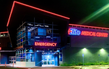 Exterior del Elite Medical Center por la noche